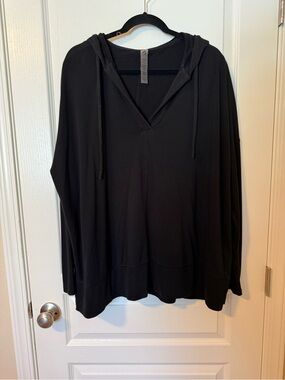 Lou & Grey Black V-Neck Hooded Pullover
